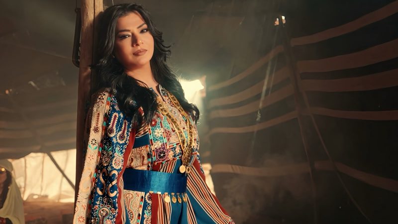 ناديه المنفوخ بين اللهجة الخليجية والإطلالة البدوية بأغنيتها الجديدة “سلطان قلبي”