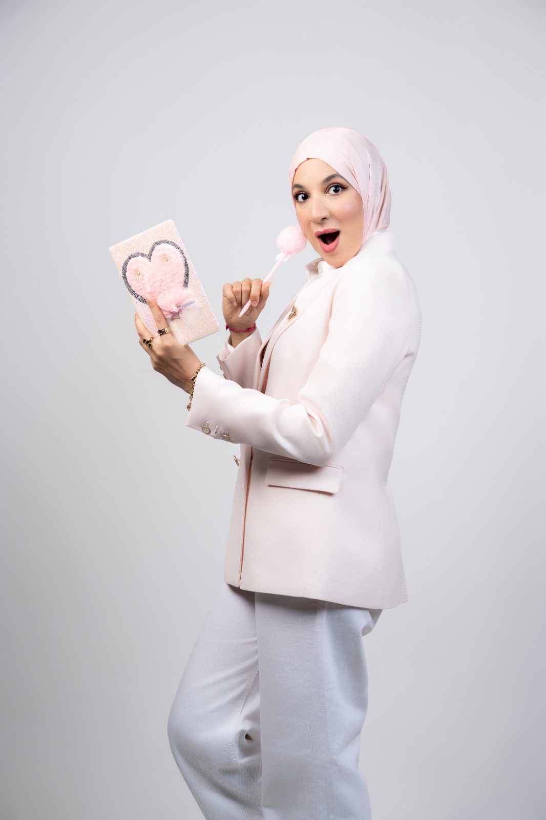 بعد النجاح الاستثنائي بالدار البيضاء بشبابيك مغلقة.. الكوميدية خديجة كطاي تواصل تألقها وتضرب موعدا للجمهور الرباطي بعرضها الفكاهي بمسرح باحنيني
